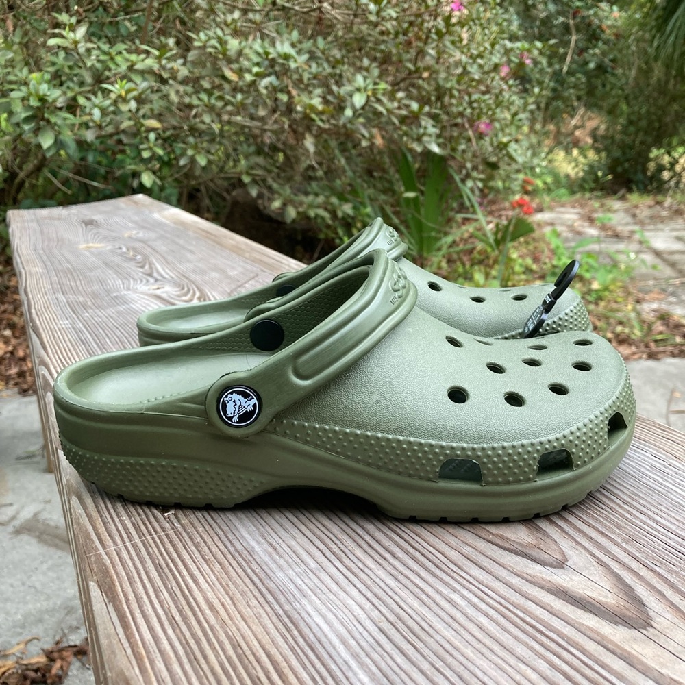 Army green crocks🐊 Size 7 women’s size 5 men’s